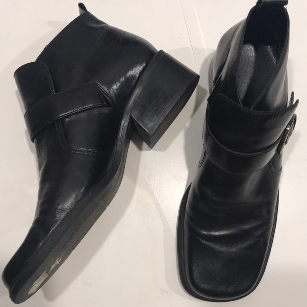 BANDOLINO leather bootie silver buckle square toe